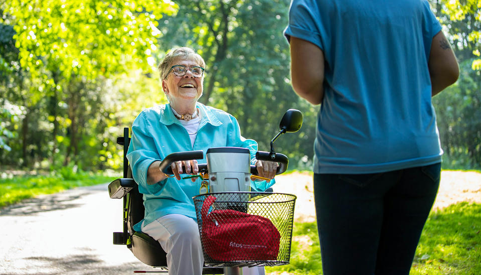 atos-medical-tracheostomy-freevent-outside-talking-02-2 Woman using Freevent Dualcare outdoors